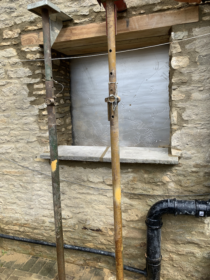 builders-in-witney-oak-lintel-1800s-cottage-in-clanfield-02